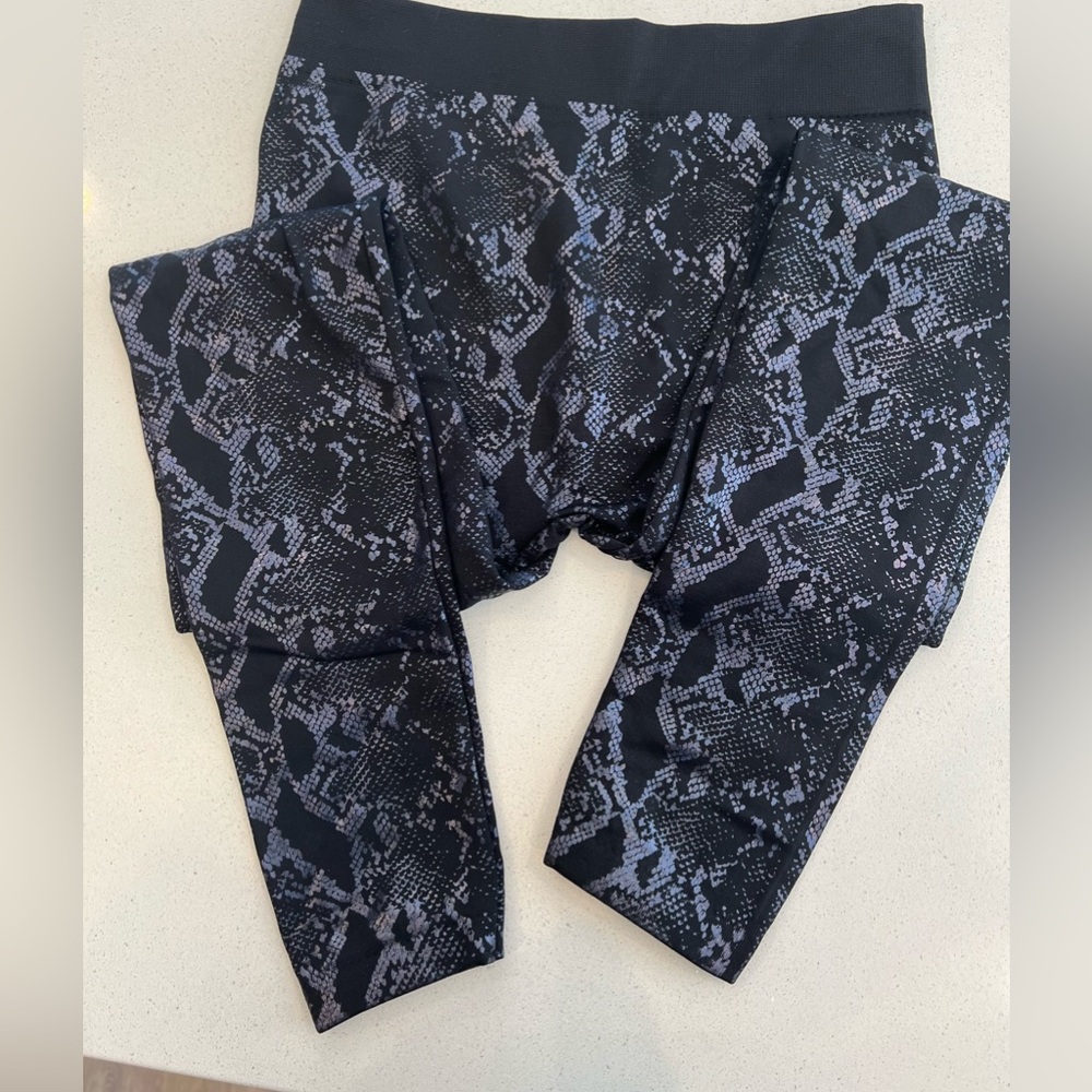 Metallic & shiny fleece leggings.